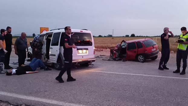 Kozan'da otomobil ile hafif ticari araç çarpıştı: 1 ölü, 5 yaralı