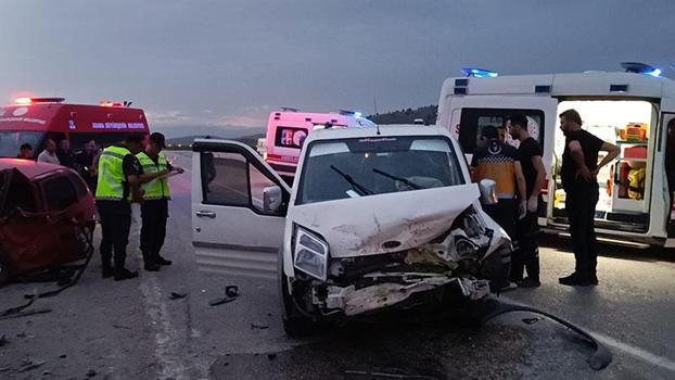 Kozan'da otomobil ile hafif ticari araç çarpıştı: 1 ölü, 5 yaralı