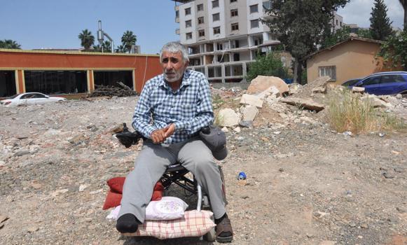 Enkazdan yaralı kurtarılan depremzede, hediye edilen akülü sandalyeye dışarı çıktı