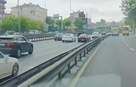 İstanbul - Küçükçekmece D-100'de şeritleri kapatan düğün konvoyu trafiği aksattı