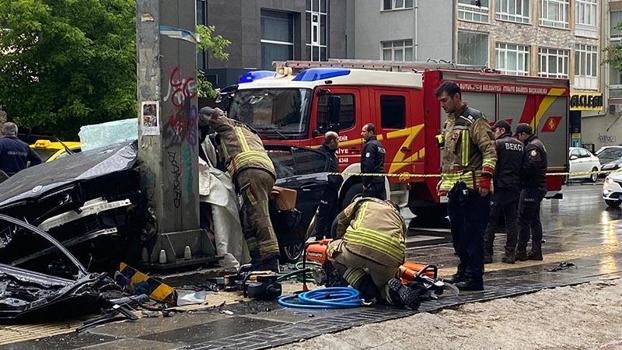 Ankara'da otomobil direğe çarptı: 1 ölü, 4 yaralı
