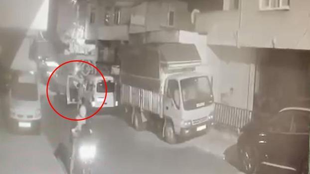 Sultanbeyli'de motosikletli hırsızlar araçtaki para dolu çantayı çaldı