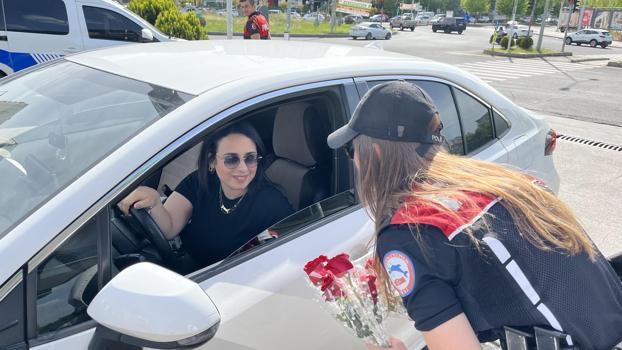 Diyarbakır’da kadın polislerden Anneler Günü kutlaması