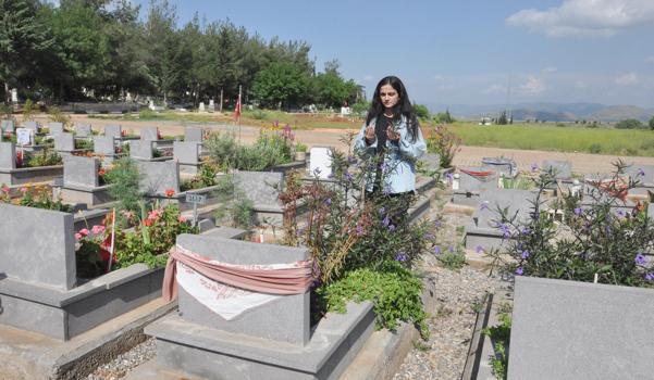 Anneler Günü'nde depremde ölen yakınlarının mezarlarını ziyaret ettiler