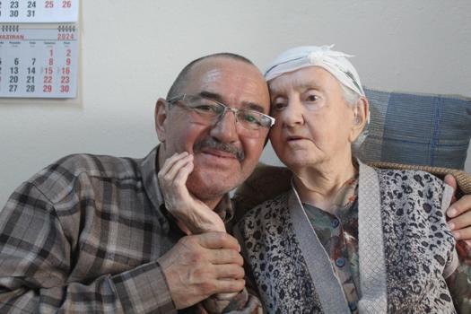 KAYSERİ 61 yaşındaki emekli öğretmen, 87 yaşındaki engelli annesine bakıyor (VİDEO EKLENDİ)