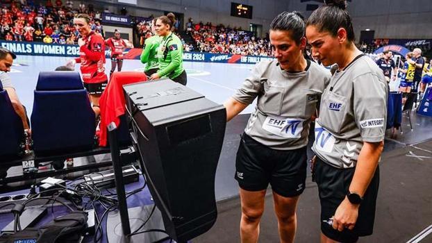 Pınar Ünlü Hatipoğlu ve Mehtap Şimşek, EHF Avrupa Ligi final maçını yönetti