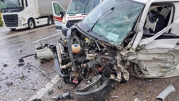 Ağrı'da hafif ticari araçla minibüs çarpıştı: 1'i bebek 2 ölü, 5 yaralı