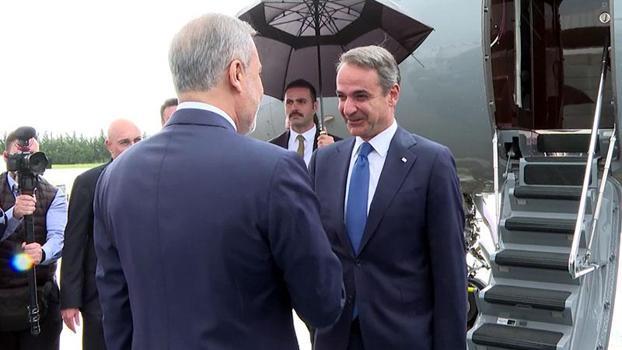 Bakan Fidan, Yunanistan Başbakanı Miçotakis'i havaalanında karşıladı