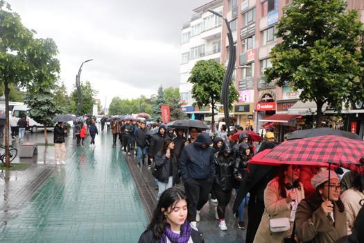 Bolu'da üniversite öğrencileri ulaşım zammını protesto etti