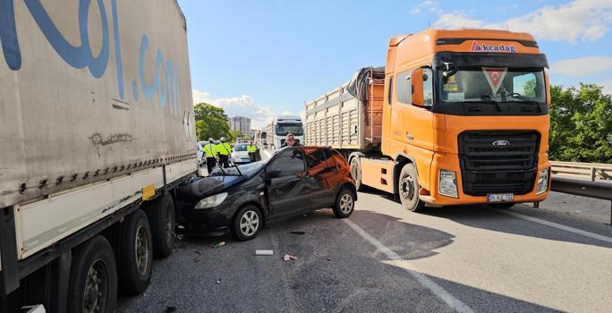Edirne'de park halindeki TIR'a çarpan otomobilin sürücüsü yaralandı