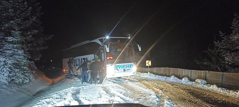 Kastamonu'da kar etkili oldu; araçlar yolda mahsur kaldı