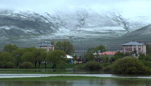 Ardahan'da hava sıcaklığı düştü, yüksek kesimlere kar yağdı