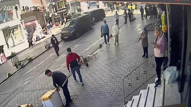 İstanbul - Fatih'te minibüsün devirdiği aydınlatma direğinin altında kalmaktan son anda kurtuldular; O anlar kamerada