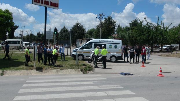 Kilis'te TIR ile çarpışan motosikletin sürücü öldü, arkasındaki kişi ağır yaralı