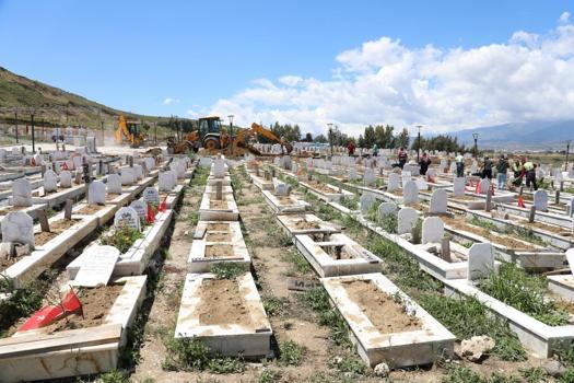 Hatay'daki yağışta depremzedelerin mezarları zarar gördü