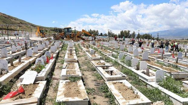 Hatay'daki yağışta depremzedelerin mezarları zarar gördü