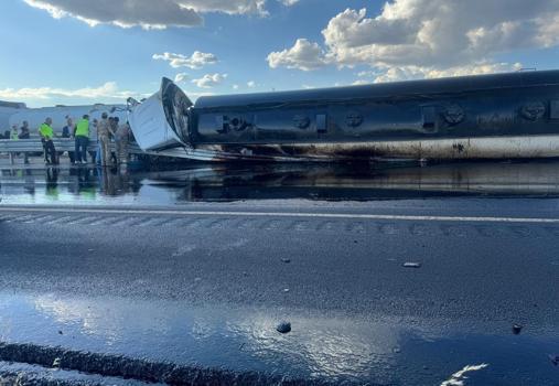 Mardin'de devrilen akaryakıt yüklü tankerin şoförü öldü