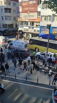 İstanbul-Küçükçekmece'de kaldırıma çıkan otomobil yayaların arasına daldı: 5 yaralı