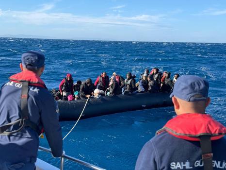 Çanakkale'de Yunanistan'ın geri ittiği 11'i çocuk, 35 göçmen kurtarıldı