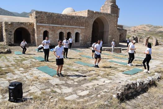 Tarihi Hasankeyf Kalesi'nde 16 erkek, kadın cinayetlerine dikkat çekmek için pilates yaptı