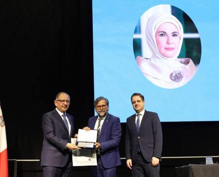 Bakan Özhaseki, Sıfır Atık Projesi'ne verilen AKDENİZ-PA Ödülü'nü aldı