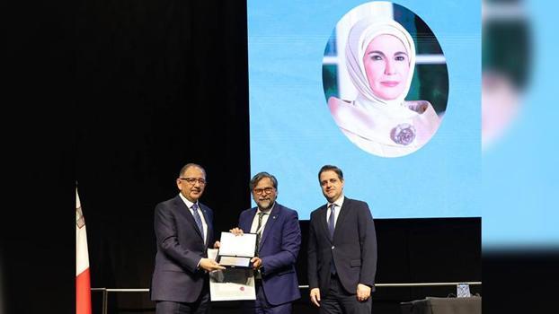 Bakan Özhaseki, Sıfır Atık Projesi'ne verilen AKDENİZ-PA Ödülü'nü aldı