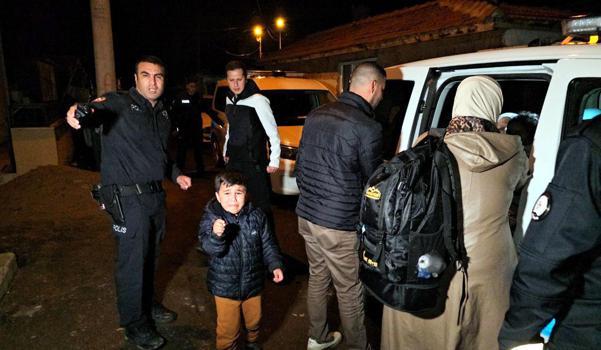 Edirne'de evde saklanan 16 kaçak göçmen yakalandı; ev sahibi kadın gözaltında