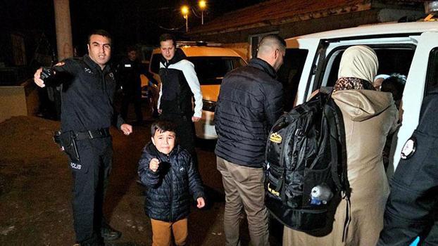 Edirne'de evde saklanan 16 kaçak göçmen yakalandı; ev sahibi kadın gözaltında
