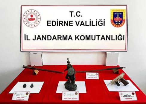 Edirne’de tarihi eser operasyonu; asker figürlü heykel, madalyon ve kılıçlar ele geçirildi