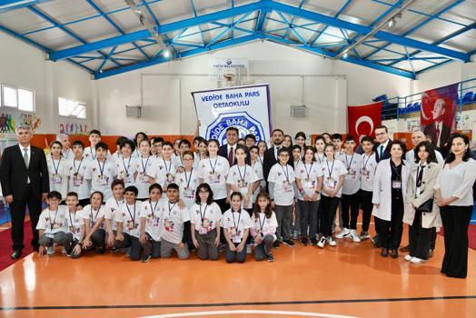 İstanbul- Fatih'te öğrenciler TÜBİTAK 4006 Bilim Fuarı'nda yaptıkları robotları sergiledi