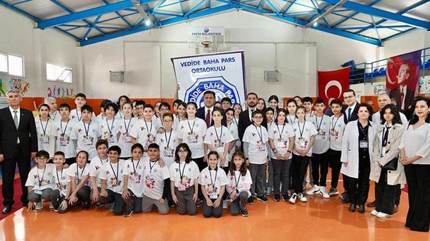 Fatih'te öğrenciler TÜBİTAK 4006 Bilim Fuarı'nda yaptıkları robotları sergiledi