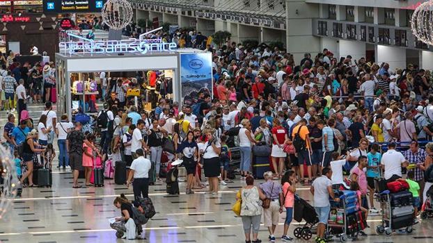 Antalya Havalimanı'nda 4 polis ile 38 özel güvenlik, yedikleri tavuktan hastanelik oldu