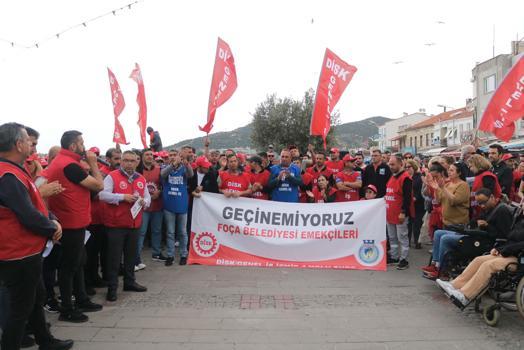 Foça Belediyesi çalışanlarından 'maaş' eylemi