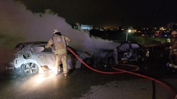 Sancaktepe'de ters yöne giren otomobil taksi ile çarpışınca araçlar alev alev yandı: 2 yaralı