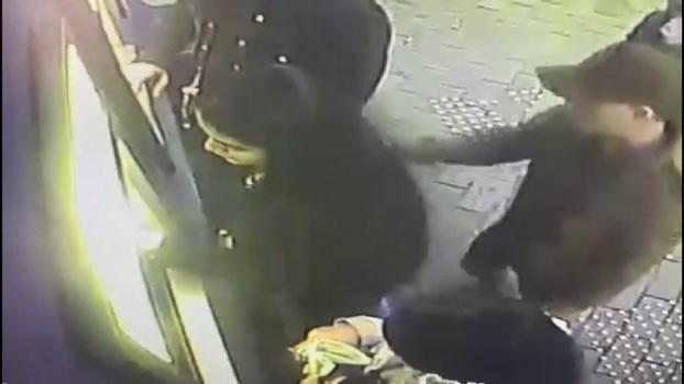 İstanbul- ATM'den para çeken turistleri yardım etme bahanesiyle dolandıran 3 şüpheli kamerada