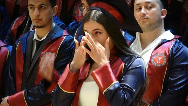 Fakülte birincisi depremzede Seyran'ı mezuniyetinde duygulandıran sürpriz