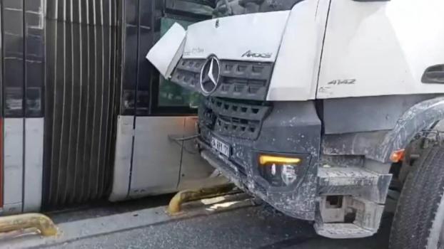 İstanbul - Zeytinburnu'nda beton mikseriyle tramvay çarpıştı