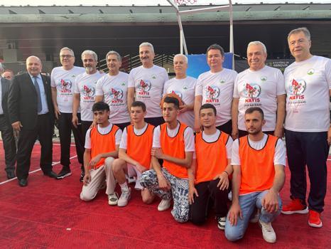 Bursa'da belediye başkanları, gençlerle basketbol oynadı