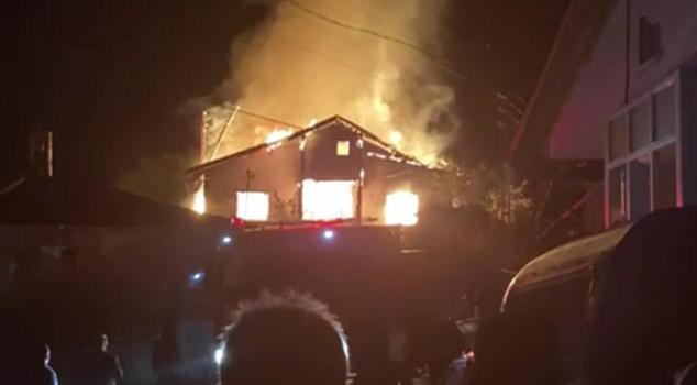Karabük'te 2 katlı evde yangın