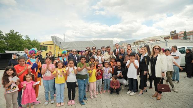 Sivas’ın önde gelen kurum yöneticileri Malatya’daki depremzede aileleri ziyaret etti