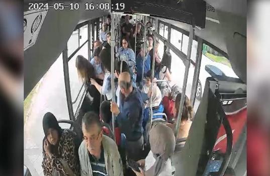Halk otobüsü şoförü, fenalaşan yolcuyu hastaneye ulaştırdı