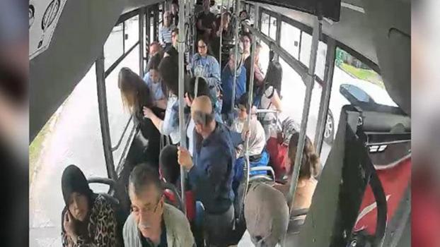 Halk otobüsü şoförü, fenalaşan yolcuyu hastaneye ulaştırdı
