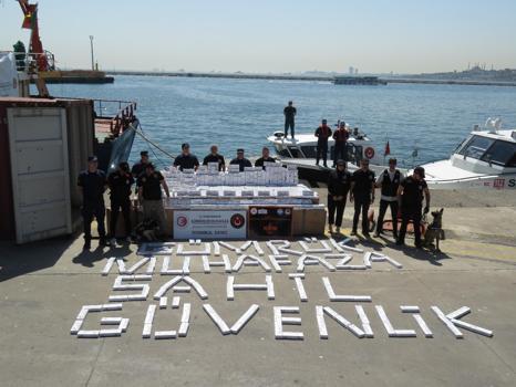 İSTANBUL- Zeytinburnu'nda gemide ele geçirilen 144 bin 280 paket kaçak sigara sergilendi