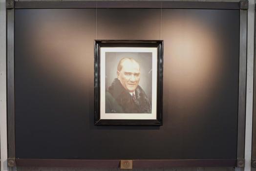 Bakan Tekin 'Orijinal Atatürk Portresi Sergisi'nin açılışına katılıp, 'Cumhuriyet'e Doğru' isimli tiyatro oyununu izledi/ Ek fotoğraflar