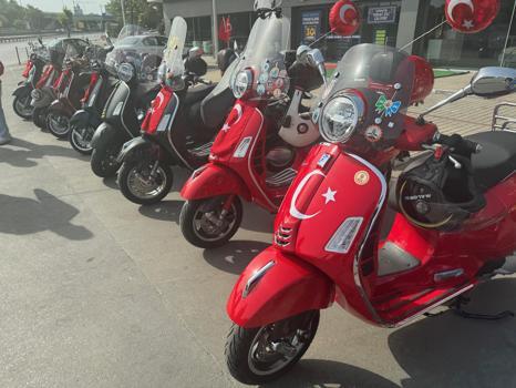 İstanbul- Kadıköy'de toplanan 50 motosikletli 19 Mayıs'ı kutlamak için yola çıktı