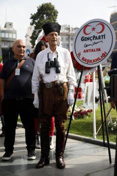Eldiveni, dürbünü ve kalpağıyla temsili Atatürk'e yoğun ilgi