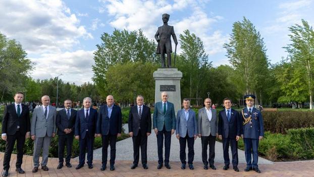 TBMM Başkanı Kurtulmuş, Astana’daki Atatürk Anıtı’nı ziyaret etti