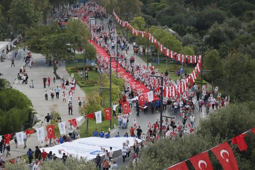 Antalya'da 20 bin kişilik fener alayında meşaleler '19 Mayıs' için yandı
