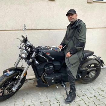 Hafif ticari araçla çarpışan motosikletin sürücüsü, hayatını kaybetti
