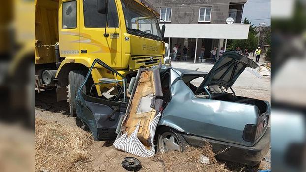 Yola çıkan köpek nedeniyle sürücüsü manevra yapan otomobil kamyonla çarpıştı: 3 ölü, 1 ağır yaralı